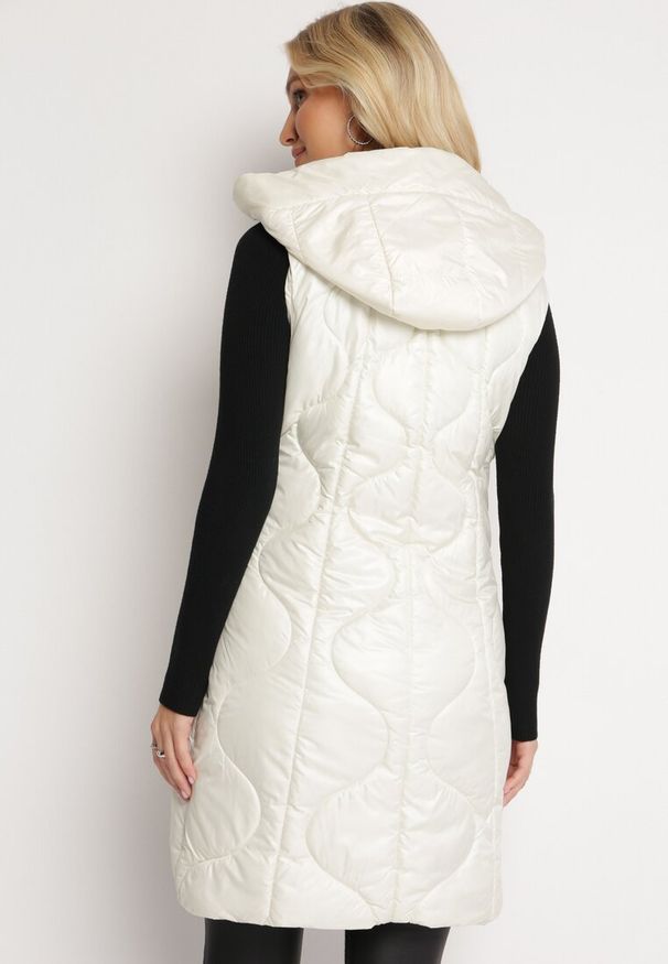 Born2be - Jasnobeżowa Pikowana Kamizelka z Kapturem i Kieszeniami Kress. Typ kołnierza: kaptur. Kolor: beżowy