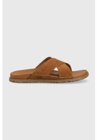 Ugg - UGG klapki zamszowe Wainscott Slide męskie kolor brązowy 1124902. Kolor: brązowy. Materiał: zamsz. Wzór: gładki #1