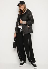 Born2be - Czarna Pikowana Kurtka z Kapturem Zdobiona Kontrastowymi Wstawkami Tulessa. Okazja: na co dzień, na spacer. Typ kołnierza: kaptur. Kolor: czarny. Materiał: jeans. Wzór: aplikacja. Styl: klasyczny, casual #5
