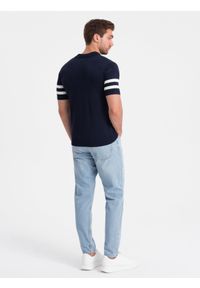 Ombre Clothing - Koszulka męska polo z miękkiej dzianiny z kontrastowymi pasami - granatowa V2. Okazja: na co dzień. Typ kołnierza: polo. Kolor: niebieski. Materiał: dzianina. Długość: krótkie. Wzór: paski. Styl: casual #4
