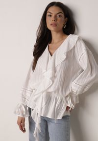 Born2be - Biała Bawełniana Bluzka w Romantycznym Stylu z Falbankami i Wiązaniem Cezarina. Okazja: na co dzień, na spotkanie biznesowe, do pracy. Typ kołnierza: kołnierz z falbankami. Kolor: biały. Materiał: bawełna. Styl: casual, biznesowy, elegancki #6