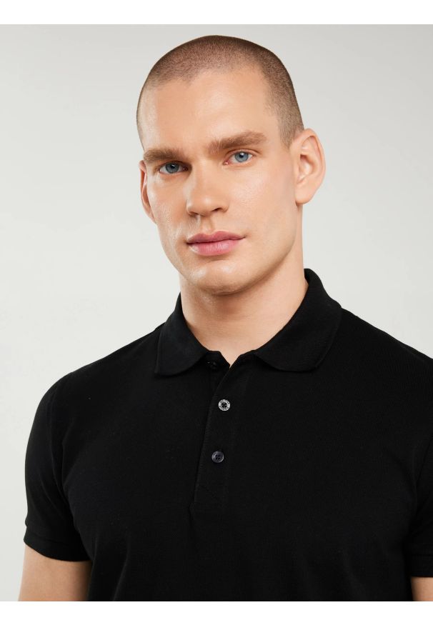 Big-Star - Koszulka męska polo czarna Markolinos 906. Typ kołnierza: polo. Kolor: czarny. Materiał: jeans. Długość: krótkie. Wzór: gładki. Styl: klasyczny, elegancki
