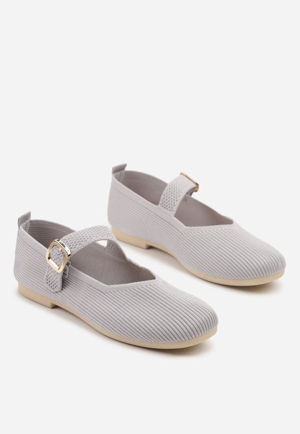 Born2be - Szare Balerinki z Ozdobnym Paskiem Tellenna. Okazja: na co dzień, na spotkanie biznesowe, do pracy. Zapięcie: pasek. Kolor: szary. Styl: biznesowy, casual, elegancki