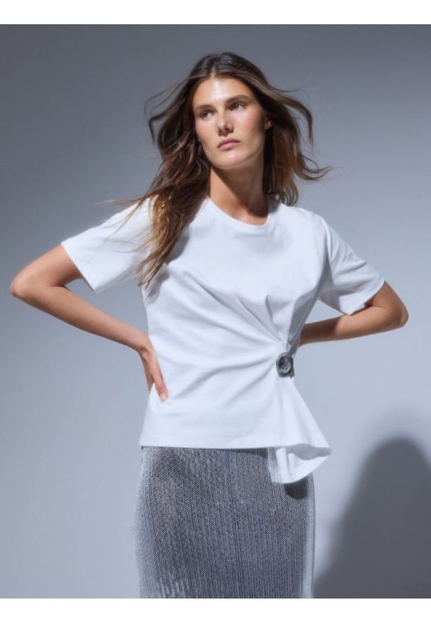 Reserved - T-shirt z ozdobnym detalem - złamana biel. Materiał: bawełna