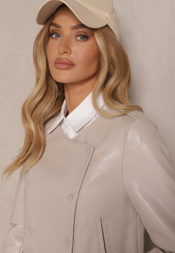 Renee - Beżowa Kurtka w Stylu Ramoneski z Guzikami Sesiloria. Okazja: na co dzień. Kolor: beżowy. Materiał: jeans. Długość: krótkie. Styl: wizytowy, casual, elegancki
