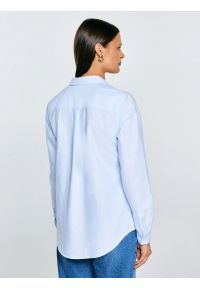 Big-Star - Koszula damska klasyczna błękitna Hansai 400. Okazja: na spotkanie biznesowe, do pracy. Typ kołnierza: kołnierzyk klasyczny. Kolor: niebieski. Długość rękawa: długi rękaw. Długość: długie. Styl: klasyczny #6