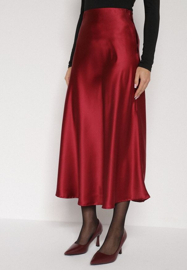 Born2be - Bordowa Rozkloszowana Midi Spódnica Satynowa Zapinana na Suwak z Gumką w Pasie Williwarne. Stan: podwyższony. Kolor: czerwony. Materiał: satyna