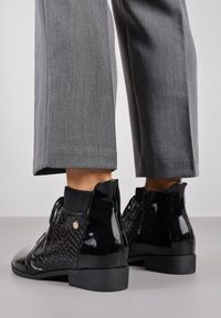 Born2be - Czarne Sznurowane Botki Vices w Eleganckim Stylu Viellie. Okazja: na spotkanie biznesowe, do pracy, na co dzień. Kolor: czarny. Materiał: jeans. Wzór: aplikacja. Obcas: na obcasie. Styl: elegancki. Wysokość obcasa: niski #5