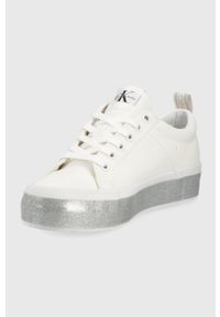 Calvin Klein Jeans tenisówki YW0YW00491.YAF damskie kolor biały. Nosek buta: okrągły. Zapięcie: sznurówki. Kolor: biały. Materiał: guma. Obcas: na platformie #4