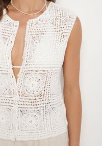 Born2be - Biała Ażurowa Bawełniana Kamizelka Haluvira. Okazja: na co dzień. Kolor: biały. Materiał: bawełna. Wzór: ażurowy. Styl: casual, elegancki #6