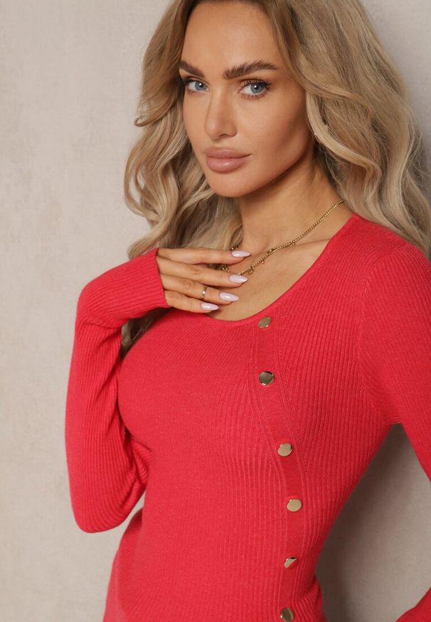 Renee - Czerwony Sweter z Wiskozą Ozdobiony Metalicznymi Aplikacjami Malittia. Kolor: czerwony. Materiał: wiskoza. Wzór: aplikacja. Sezon: zima