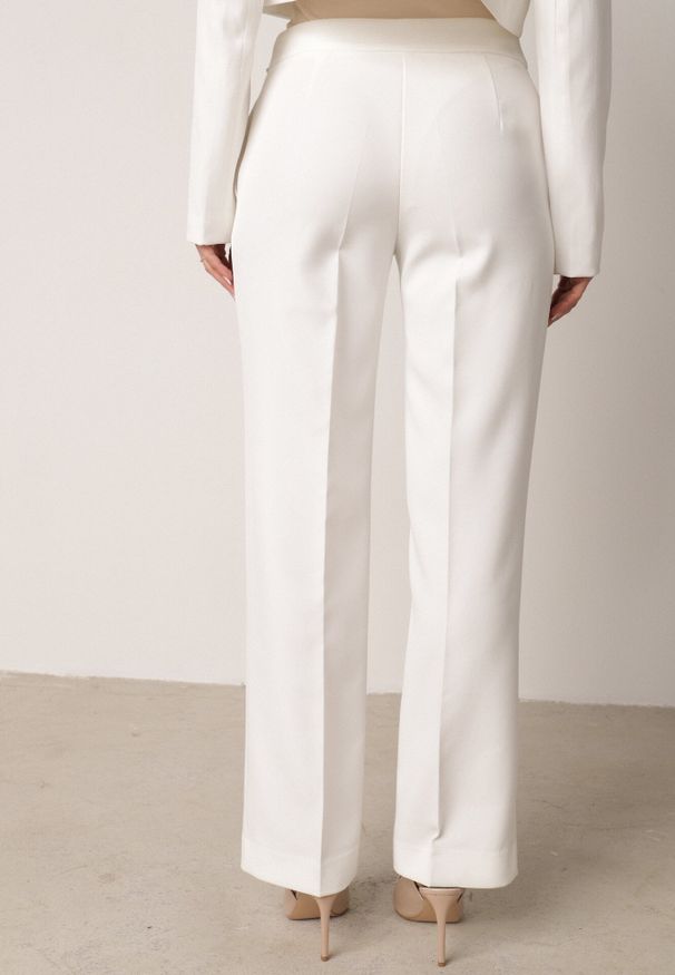 Born2be - Białe Garniturowe Spodnie VICES na Kant z Wszytym Paskiem z Klamrą Azivore. Okazja: na co dzień, na spotkanie biznesowe. Kolor: biały. Styl: casual, biznesowy, elegancki