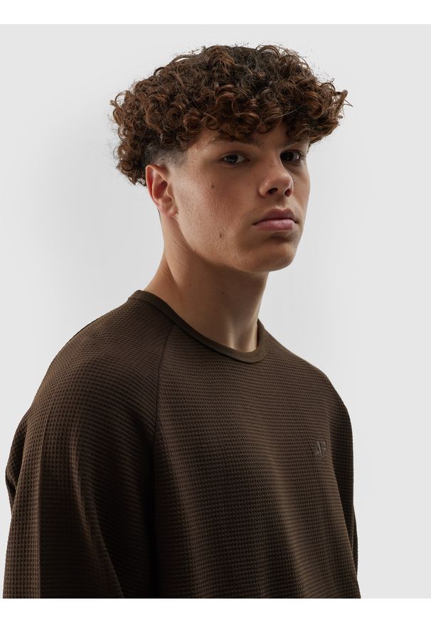 4f - 4F Bluza dresowa nierozpinana bez kaptura męska - brązowa XL. Okazja: na co dzień. Typ kołnierza: bez kaptura. Kolor: brązowy. Materiał: dresówka. Długość rękawa: raglanowy rękaw. Wzór: ze splotem. Styl: casual, sportowy