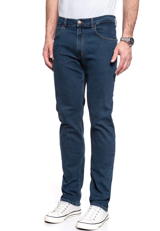 Lee - JEANSY MĘSKIE LEE BROOKLYN DARK STONEWASH L76XSQ46 112121165. Okazja: na co dzień. Wzór: aplikacja. Sezon: lato. Styl: klasyczny, elegancki, casual