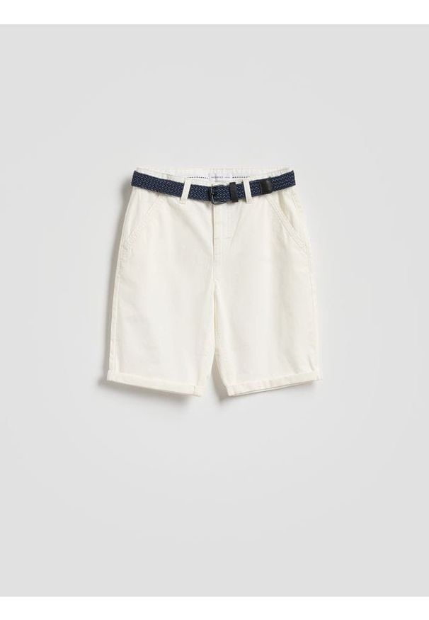 Reserved - Bawełniane szorty z paskiem - złamana biel. Materiał: bawełna