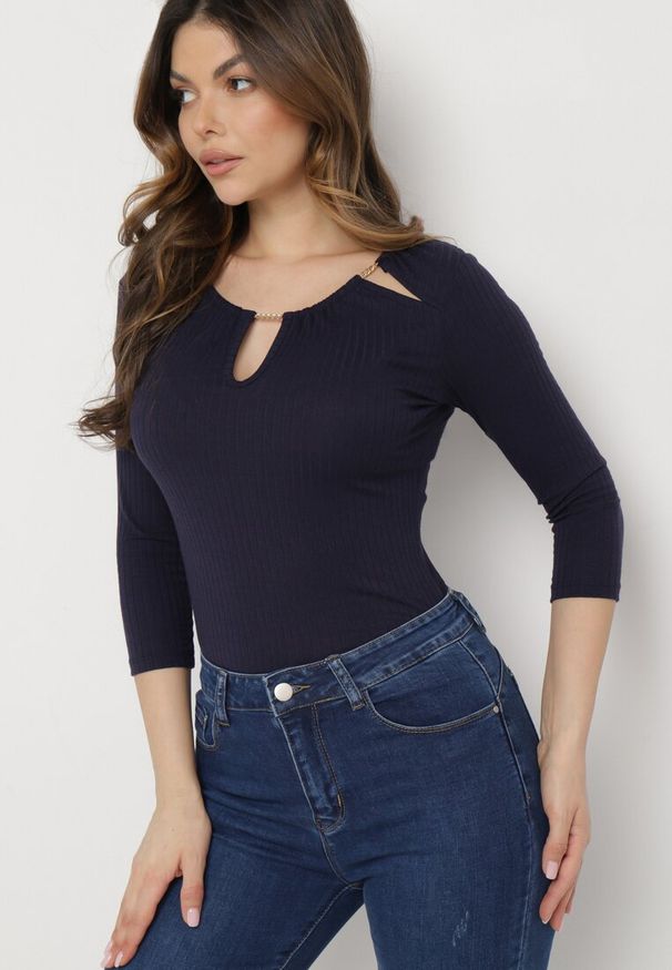 Born2be - Granatowa Bawełniana Bluzka z Prążkowanej Dzianiny z Rękawami 3/4 i Wycięciem przy Dekolcie Xireal. Kolor: niebieski. Materiał: dzianina, prążkowany, bawełna. Sezon: wiosna, jesień. Styl: elegancki
