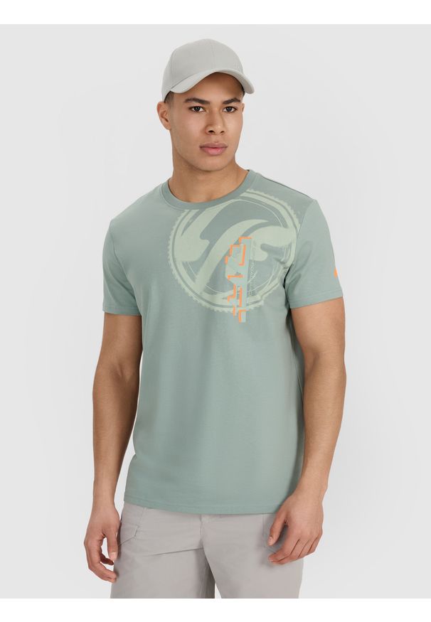 4f - 4F T-shirt regular z nadrukiem męski - oliwkowy S. Okazja: na co dzień. Kolor: oliwkowy, wielokolorowy, brązowy. Materiał: bawełna, materiał, jersey. Długość rękawa: krótki rękaw. Długość: krótkie. Wzór: nadruk. Styl: klasyczny, casual, sportowy