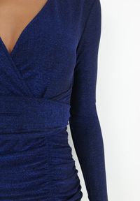 Born2be - Granatowa Sukienka Błyszcząca z Marszczeniem i Kopertowym Dekoltem Mimovia. Typ kołnierza: dekolt kopertowy, dekolt w kształcie V. Kolor: niebieski. Materiał: wiskoza. Długość rękawa: długi rękaw. Typ sukienki: kopertowe. Styl: elegancki #5