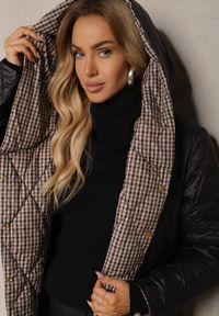 Renee - Czarna Kurtka z Pikowanymi Przeszyciami i Kapturem z Ozdobną Podszewką w Kratkę Innalin. Okazja: na co dzień. Kolor: czarny. Materiał: jeans. Wzór: kratka. Styl: elegancki, casual #4