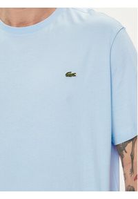 Lacoste T-Shirt TH2038 Błękitny Regular Fit. Kolor: niebieski. Materiał: bawełna #2