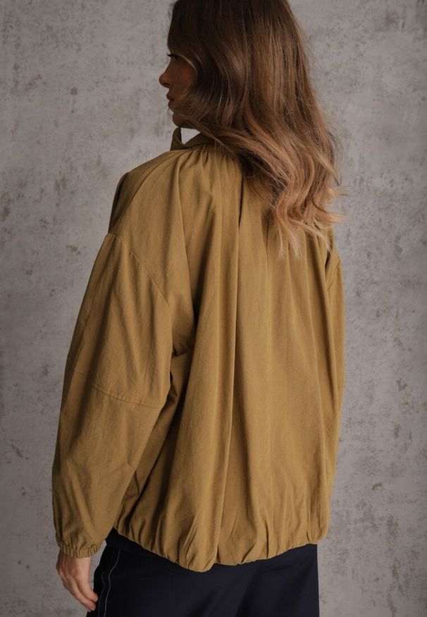 Renee - Zielona Oversizowa Kurtka Przejściowa o Kroju Bombki z Bawełny i Wiskozy Birana. Okazja: na co dzień. Typ kołnierza: kaptur. Kolor: zielony. Materiał: wiskoza, bawełna. Styl: casual