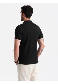 Ombre Clothing - Jednokolorowa koszulka męska polo BASIC z dzianiny pique - czarna V1 - Rozmiar: 3XL. Okazja: na co dzień. Typ kołnierza: polo. Kolor: czarny. Materiał: dzianina. Wzór: haft, aplikacja, jednolity. Styl: sportowy, wizytowy, casual #4