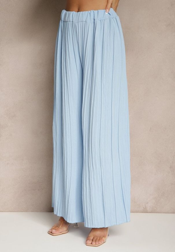 Renee - Niebieski Komplet Spodnie o Szerokim Kroju i Bluzka z Usztywnioną Linią Ramion Nilamira. Kolor: niebieski