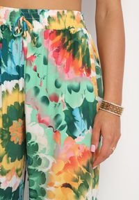 Born2be - Zielono-Niebieskie Szerokie Spodnie z Wiskozą i Wysokim Stanem ze Wzorem Tie-Dye i Gumką w Pasie Halflea. Stan: podwyższony. Kolor: zielony. Materiał: wiskoza. Sezon: lato