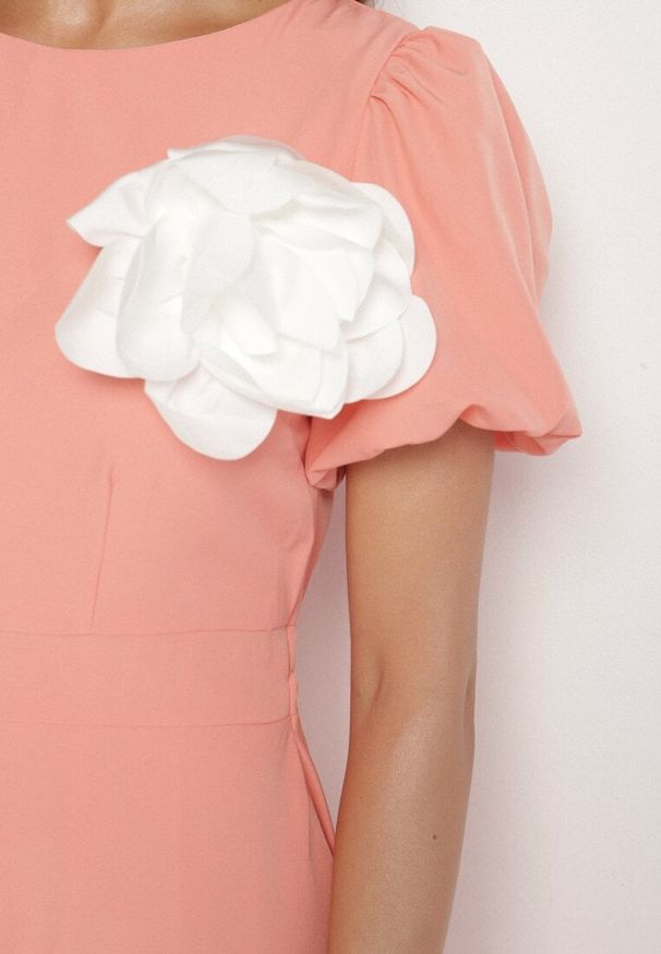 Born2be - Różowa Sukienka Vices o Rozkloszowanym Kroju z Odpinanym Kwiatem 3D Rallarea. Kolor: różowy. Wzór: kwiaty. Sezon: wiosna, lato