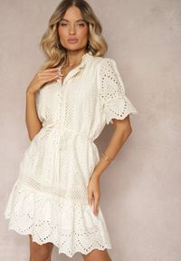 Renee - Jasnobeżowa Sukienka Boho z Bawełny Ozdobiona Ażurowym Wzorem Falbaną i Przewiązana Paskiem Nelah. Okazja: na co dzień, na imprezę. Kolor: beżowy. Materiał: bawełna. Wzór: ażurowy, aplikacja. Typ sukienki: proste. Styl: boho