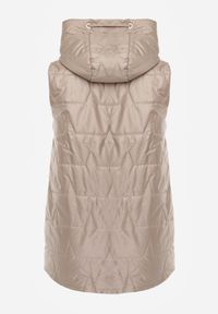 Born2be - Jasnobrązowa Kamizelka z Nieodpinanym Kapturem i Geometrycznym Pikowaniem Kalousa. Okazja: na co dzień. Kolor: brązowy. Materiał: jeans, dresówka. Długość rękawa: długi rękaw. Wzór: geometria. Styl: casual, klasyczny #3