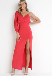 Born2be - Czerwona Asymetryczna Sukienka Maxi na Jedno Ramię z Łańcuszkiem Przy Ramieniu Kesilli. Kolor: czerwony. Materiał: wiskoza. Sezon: lato. Typ sukienki: asymetryczne. Styl: elegancki. Długość: maxi