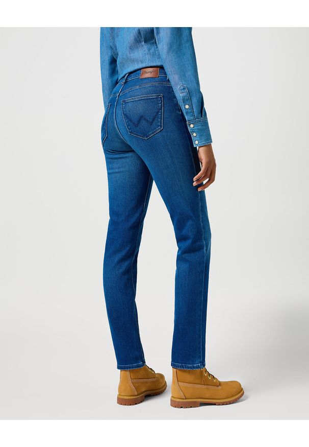 Wrangler - WRANGLER DAMSKIE SPODNIE JEANSOWE STRAIGHT AGATE BLUE 112356388 W26R017457