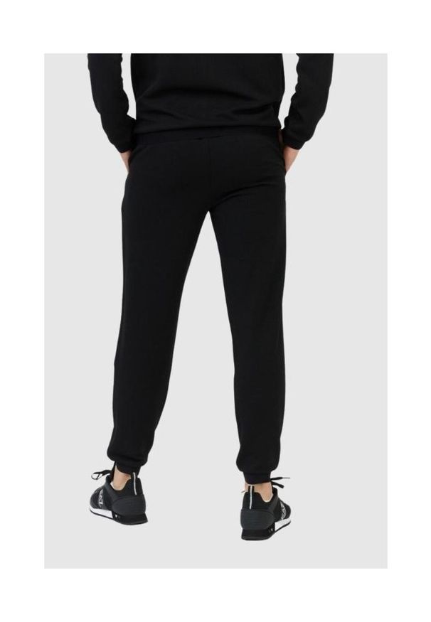 EA7 Emporio Armani - EA7 Czarne spodnie dresowe o ciekawej fakturze. Kolor: czarny. Materiał: dresówka. Wzór: aplikacja