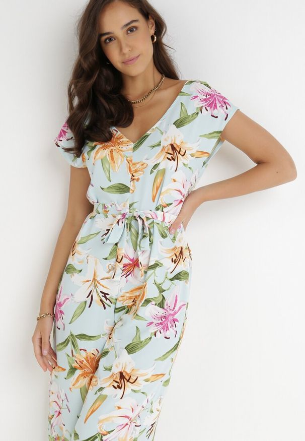 Born2be - Jasnoniebieski Kombinezon Arola. Kolor: niebieski. Materiał: tkanina, materiał. Długość rękawa: na ramiączkach. Długość: długie. Wzór: aplikacja