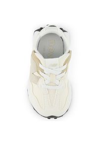 Buty niemowlęce New Balance I3271KA – beżowe. Okazja: na co dzień. Zapięcie: rzepy. Kolor: beżowy. Materiał: syntetyk, materiał, zamsz. Szerokość cholewki: normalna. Wzór: kolorowy #3