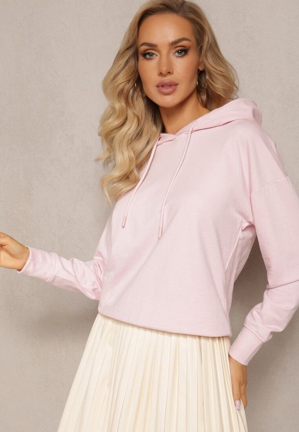 Renee - Jasnoróżowa Bluza Barbythia. Kolor: różowy. Materiał: bawełna, jeans, dzianina. Długość rękawa: długi rękaw. Długość: długie. Wzór: gładki