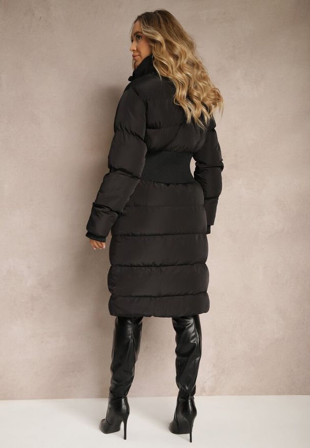 Renee - Czarna Kurtka z Pikowanymi Przeszyciami ze Stójką i Szeroką Gumką w Talii Hediala. Okazja: na co dzień. Typ kołnierza: kołnierzyk stójkowy. Kolor: czarny. Materiał: jeans. Styl: casual, elegancki