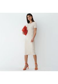 Mohito - Dopasowana sukienka midi - Kremowy. Kolor: kremowy. Długość: midi #1