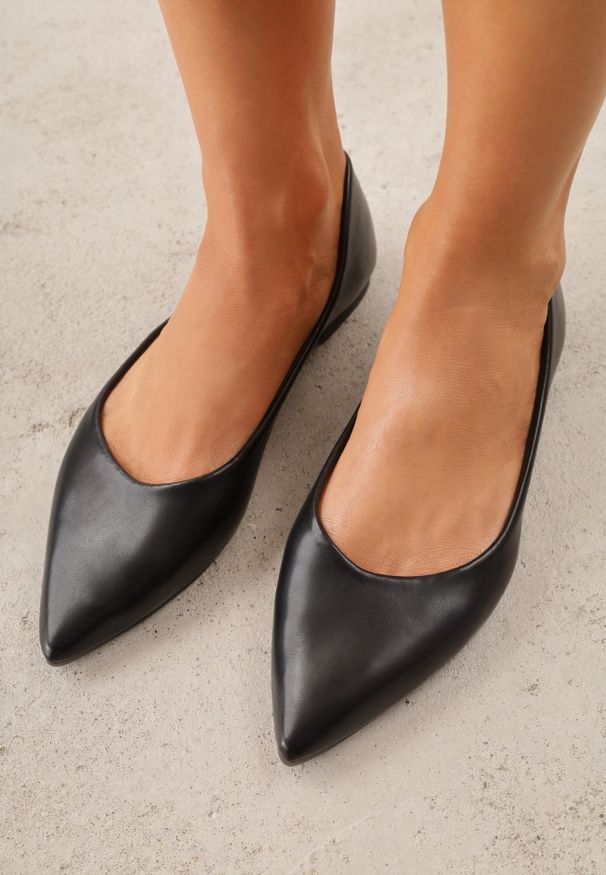 Renee - Czarne Balerinki ze Szpiczastymi Noskami w Eleganckim Stylu Lagenaria. Okazja: na imprezę, na co dzień. Nosek buta: szpiczasty. Kolor: czarny. Materiał: jeans, materiał. Wzór: kwiaty. Styl: elegancki