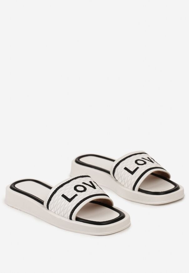 Born2be - Białe Klapki z Kwadratowym Noskiem i Paskiem z Napisem Jeliana. Okazja: na plażę, na co dzień. Kolor: biały. Wzór: napisy. Styl: elegancki, casual