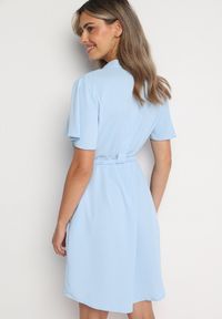 Born2be - Niebieska Sukienka Trapezowa z Koszulową Górą i Materiałowym Paskiem w Talii Vikiiona. Okazja: na spotkanie biznesowe. Typ kołnierza: dekolt w kształcie V. Kolor: niebieski. Materiał: materiał. Długość rękawa: krótki rękaw. Typ sukienki: trapezowe, koszulowe. Styl: biznesowy #3