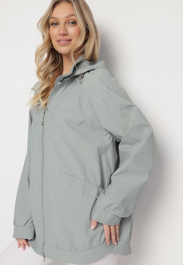 Born2be - Jasnozielona Kurtka Parka o Pudełkowym Kroju ze Ściągaczem w Talii i Kapturem Sesoliena. Okazja: na spacer, na co dzień. Kolor: zielony. Materiał: jeans. Długość rękawa: długi rękaw. Długość: długie. Styl: casual, elegancki