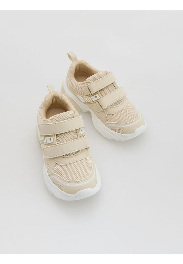 Reserved - Lekkie sneakersy - kremowy. Kolor: kremowy. Materiał: materiał