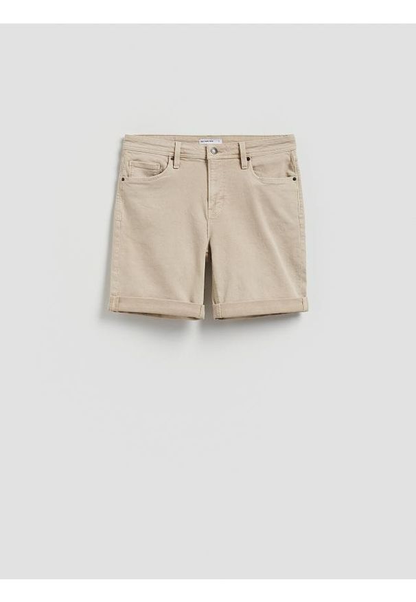 Reserved - Jeansowe szorty slim fit - beżowy. Kolor: beżowy. Materiał: jeans