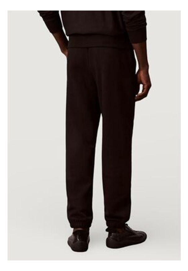 Calvin Klein Jeans Spodnie dresowe 350GSM FLEECE GIFT G Czarny Casual Fit. Kolor: czarny. Materiał: dresówka