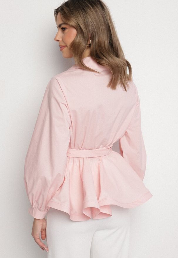 Born2be - Różowa Koszula z Gumką w Talii z Materiałowym Paskiem Lanothia. Kolor: różowy. Materiał: materiał