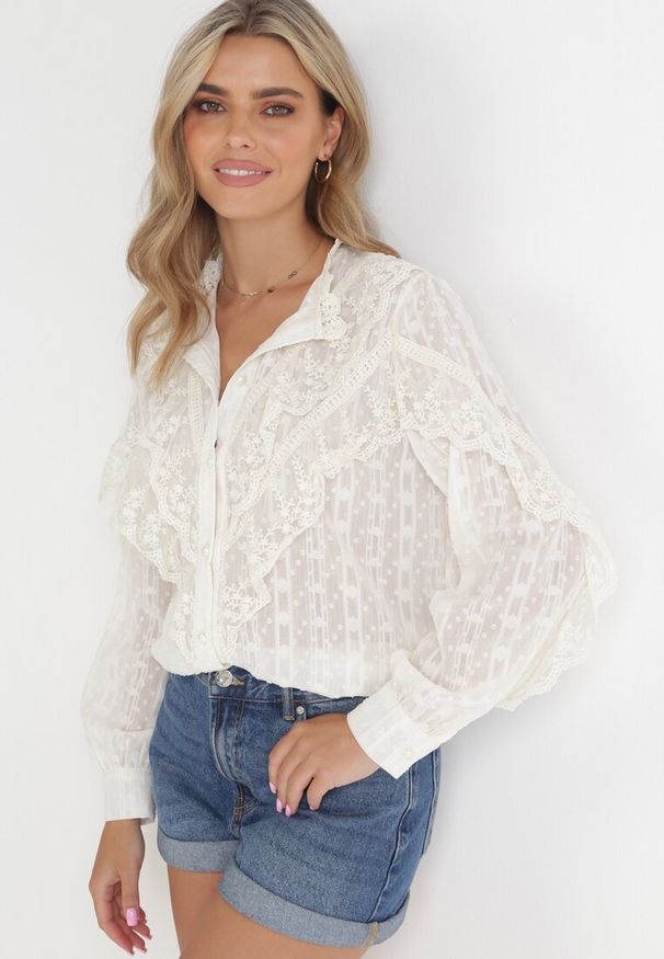 Born2be - Jasnobeżowa Koszula z Metaliczną Nitką i Wstawkami z Koronki Eevee. Kolor: beżowy. Materiał: koronka. Wzór: koronka