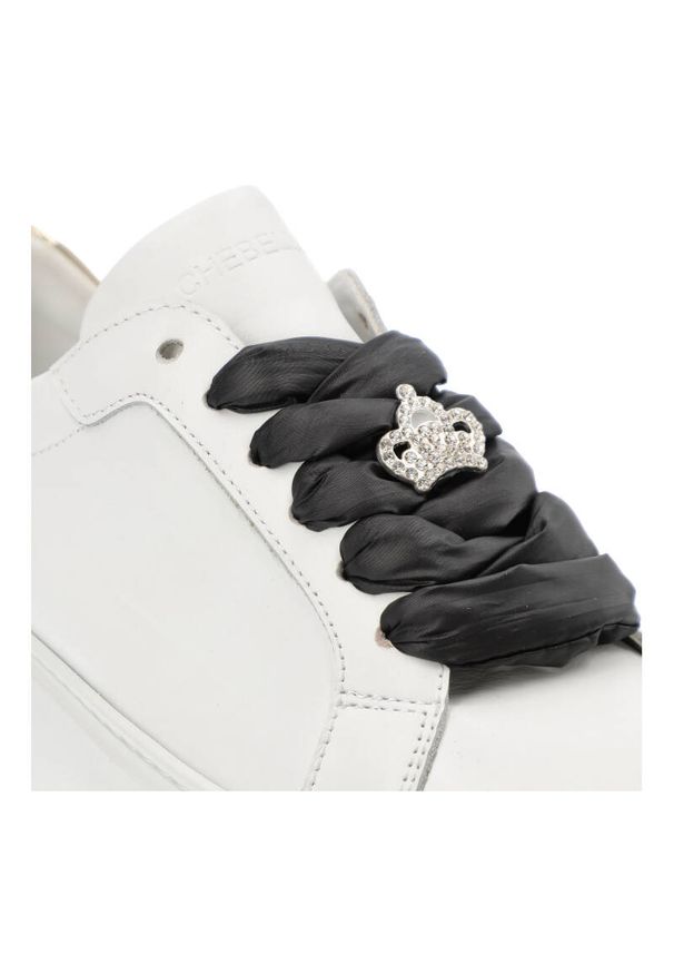 CheBello - Białe Sneakersy Chebello Modne Obuwie Damskie Na Platformie. Okazja: na co dzień. Zapięcie: zamek. Kolor: biały. Materiał: skóra, jeans. Wzór: aplikacja, kwiaty. Obcas: na platformie. Sport: turystyka piesza