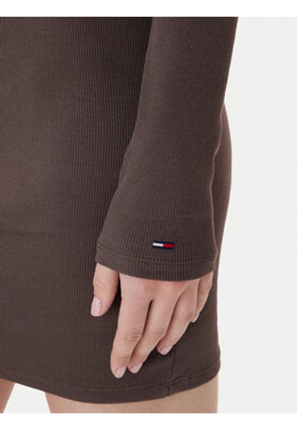 Tommy Jeans Sukienka codzienna Linear DW0DW21902 Brązowy Slim Fit. Okazja: na co dzień. Kolor: brązowy. Materiał: bawełna. Typ sukienki: proste. Styl: casual